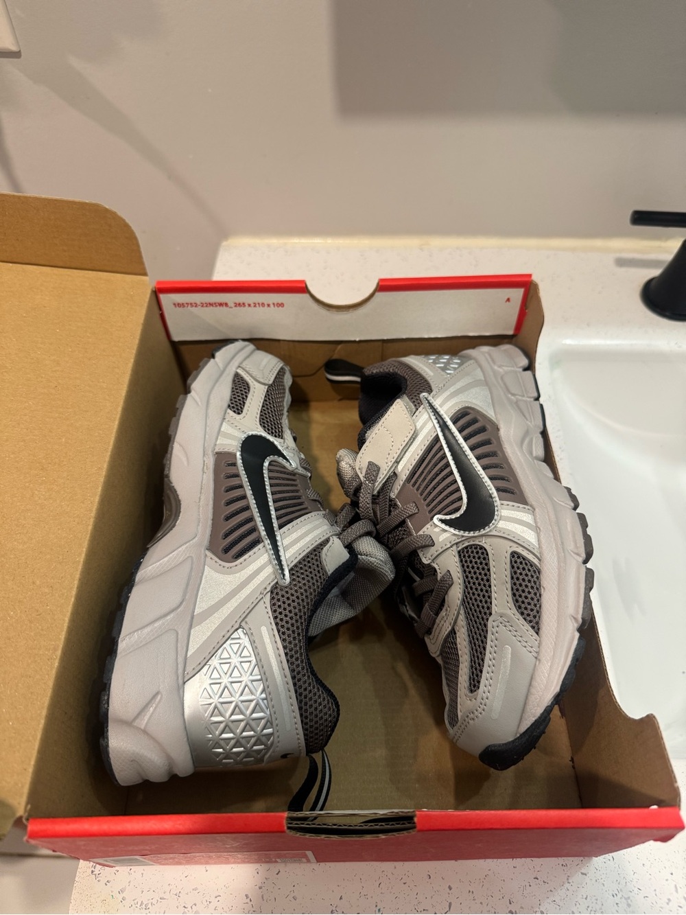 Nike Kids Vomero 5 (PS) in College Grey/Black/Cave Stone